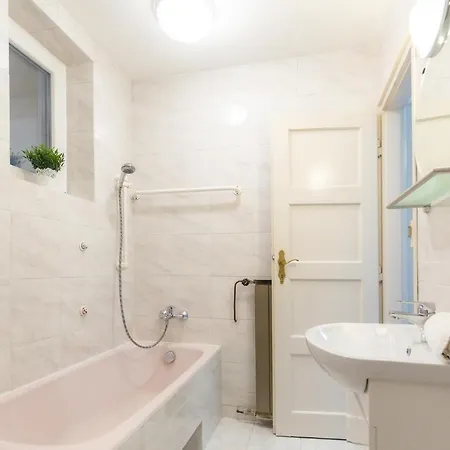 Kenza Apartmans דירה *