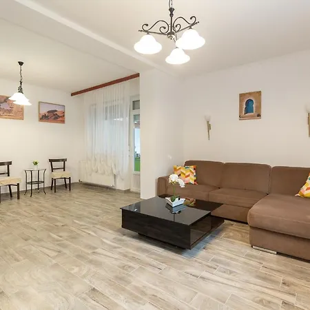 Kenza Apartmans דירה *