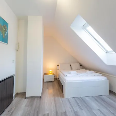 Kenza Apartmans דירה *